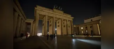 Puerta de Brandemburgo con las luces apagadas para marcar la Hora del Planeta en Berlín, Alemania. Puerta de Brandemburgo con las luces apagadas para marcar la Hora del Planeta en Berlín, Alemania.