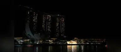 Vista general del hotel y complejo Marina Bay Sands, con las luces apagadas, durante la campaña medioambiental de la Hora del Planeta en Singapur. Vista general del hotel y complejo Marina Bay Sands, con las luces apagadas, durante la campaña medioambiental de la Hora del Planeta en Singapur.