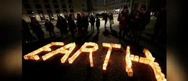 Participantes de la hora del planeta 2018 delante de la puerta de Brandeburgo en Berlín, Alemania. Participantes de la hora del planeta 2018 delante de la puerta de Brandeburgo en Berlín, Alemania.