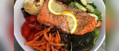 A la ensalada le puedes agregar salmón, el cual es una excelente fuente de vitaminas B12 y B6 y rico en calcio. A la ensalada le puedes agregar salmón, el cual es una excelente fuente de vitaminas B12 y B6 y rico en calcio.