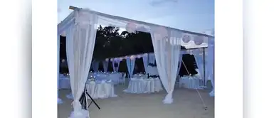 Este fue el escenario donde se realizó la ceremonia, el color fue el clásico blanco Este fue el escenario donde se realizó la ceremonia, el color fue el clásico blanco