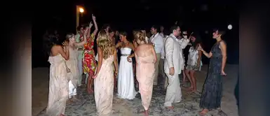 Aquí vemos a Meghan Markle celebrando junto a sus invitados. Aquí vemos a Meghan Markle celebrando junto a sus invitados.