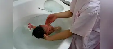 Este video en Facebook ha generado gran indignación Enfermera baña de forma "violenta" a recién nacido y causa indignación