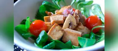Disfruta de esta ensalada de tofu con champiñones Aprende a preparar una rica ensalada de tofu con champiñones