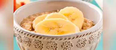 Aprende a preparar esta deliciosa avena con plátano. ¿Quieres tener energía por las mañanas? Aprende a preparar avena con plátano