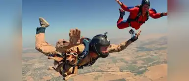Este perrito no le teme a las alturas y se lanza desde un avión. Este perrito no conoce el miedo y se lanza desde un avión como todo un profesional