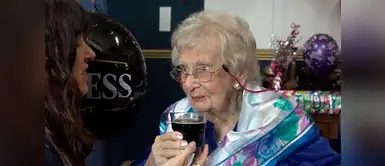 Esta mujer asegura que tomar un vaso de cerveza todos los días le ha proporcionado fuerzas para seguir viviendo. Mujer de 100 años asegura que beber un vaso de cerveza todos los días es el secreto de la eterna juventud