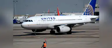 Mujer africana es obligada a bajarse de un avión Mujer africana es forzada a retirarse de un avión por su “fuerte olor”