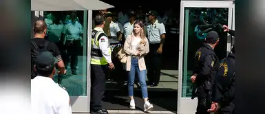 El amiguito de Thaísa mide a apenas unos 20 centímetros. Paolo Guerrero: Thaísa Leal llegó al Perú acompañada de este "amiguito" y nadie se dio cuenta