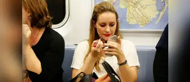 Por estas razones debes de dejar de maquillarte en el transporte público. Cuatro razones por las que no debes de maquillarte en el transporte público