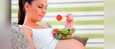 Abusar de las ensaladas durante la gestación puede ser dañino Estos son los riesgos de comer ensaladas durante el embarazo ¡No es tan sana como crees!