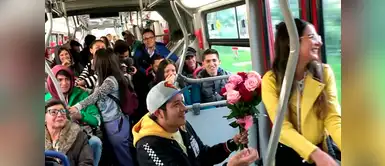 Las imágenes fueron difundidas en Instagram y los pasajeros se sorprendieron. Hombre pide matrimonio a su novia en transporte público y ella reaccionó de esta manera