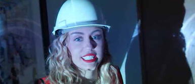 La cantante Miley Cyrus le hace divertida broma a presentador estadounidense Miley Cyrus hace divertida broma a presentador de Estados Unidos