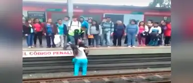 En YouTube se viralizado el preciso momento donde una mujer arriesga su vida para salvar a este perro. Mujer arriesga su vida para salvar a perro apunto de ser arrollado por un tren