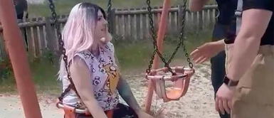 Mira como una mujer quedó atrapada en un columpio Mujer quedó atrapada en columpio al jugar con sus hijos