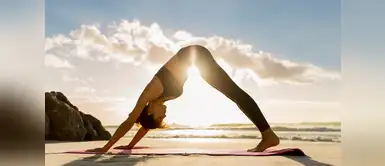 Las 4 posturas de yoga que te llenan de energías 4 poses de yoga que te ayudan a mejorar tu energía mental y física
