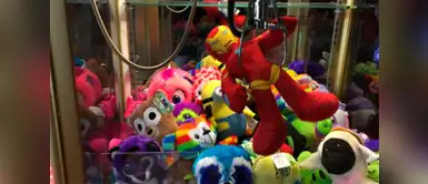 Mira el increíble truco de este joven para sacar todos los peluches de la maquina Joven es el "rey de las máquinas" de peluche gracias a este gran truco