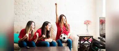 Este estudio afirma que ver el fútbol con tu mejor amiga beneficiaría a tu salud. Ver el fútbol con tu mejor amiga sería beneficioso para tu salud, según la ciencia