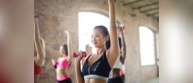 Realiza ejercicios de manera continua. ¿Cuánto tiempo debes entrenar si recién comienzas a ir al gimnasio? ¡Aquí la respuesta!