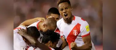 André Carrillo lo dejó todo en la cancha y éste hincha no contuvo la emoción. (Foto: Redes Sociales) Hincha de la blanquirroja llora desconsolado tras gol de André Carrillo en Sochi