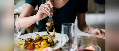 Estudio revela porqué sentimos la necesidad de comer sin tener hambre Estudio científico señala que las personas que comen por ansiedad lo hacen para ocultar lo que sienten