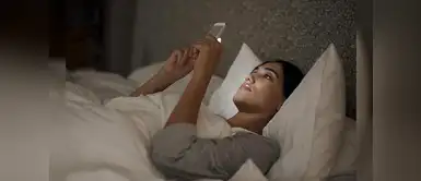 Estas son las razones por las que no debes de dormir con el móvil debajo de la almohada ¿Duermes con el celular debajo de la almohada? Estas son las razones por las que no debes de hacerlo