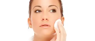 Conoce los beneficios de usar el agua micelar Descubre qué es el agua micelar y cómo debes aplicarla