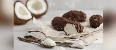 Bombones de coco con chocolate Bombones de coco con chocolate