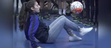 Campeona mundial de freestyle deslumbra a Ronaldinho y a jugadores del PSG Campeona mundial de freestyle deslumbra a Ronaldinho y a jugadores del PSG