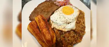 ¿Cómo preparar un tacu tacu con bistec a lo pobre? Aquí te enseñamos Aprende a preparar un contundente tacu tacu con bistec a lo pobre