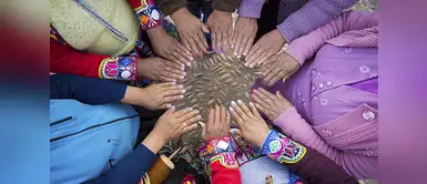 Modelos lucen los esmaltes de Opi Modelos lucen los esmaltes de Opi