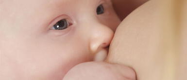 ¿Desde cuándo la lactancia en público es un problema? Increíble respuesta de esta mujer al pedirle que se cubra mientras da de lactar a bebe