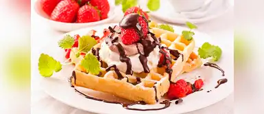 Sal de la rutina preparando este delicioso desayuno Prepara unos deliciosos waffles con fruta para un desayuno nutritivo