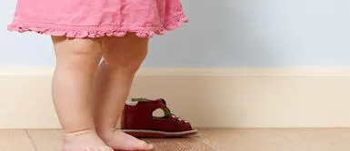 Conoce los beneficios de que los bebés caminen descalzos. ¿Bebés descalzos son más saludables? Especialistas lo confirman