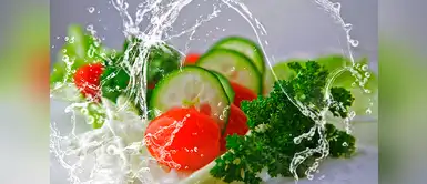 Conoce los alimentos que sí puedes llevar al trabajo y que te ayudarán a mantenerte saludable. 10 alimentos bajos en calorías perfectos para llevar al trabajo