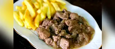 Acompaña este delicioso plato con chicha morada o emoliente Prepara un exquisito hígado frito con yuca al estilo carretillero