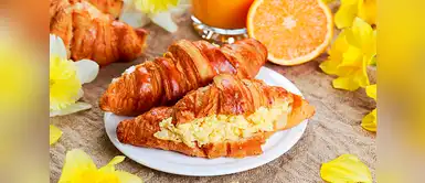 Empieza tu día con este desayuno Prepara un Sándwich Eggmont con jugo de arándanos, maracuyá y naranja