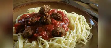 ¿Cómo se preparan las albóndigas con tallarines rojos? Engríete con unas ricas albóndigas con tallarines rojos