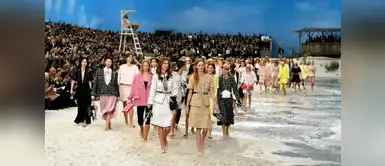 Chanel lleva la playa a París y se rinde a las tendencias mileanials Chanel lleva la playa a París y se rinde a las tendencias mileanials