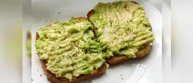 Desayuno nutritivo: pan tostado con queso, aguacate y jugo de frutas Inicia tu mañana con energía con un pan tostado con queso y palta