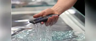Qué hacer y qué no cuando se te cae el celular al agua Qué hacer y qué no cuando se te cae el celular al agua