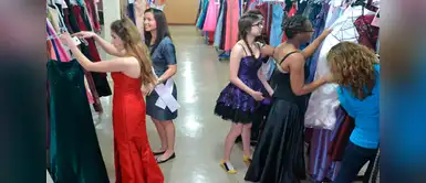 ¿Harías lo mismo que estas chicas? Hijas lucen viejos vestidos de graduación de sus madres y se ven increíbles
