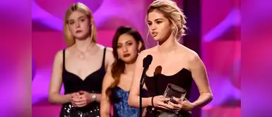 La cantante de 26 años intentó arrancarse las vías intravenosas. Celebridades le mandan mensajes de apoyo a Selena Gomez tras crisis emocional