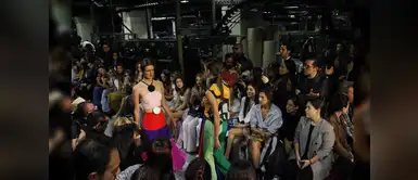 Modelos desfilan en rotativa de periódico y sorprenden en el Fashion Week de México Modelos desfilan en rotativa y sorprenden en el Fashion Week de México