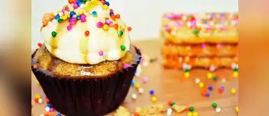 Fusiona tus postres favoritos con esta receta ¿Te gusta el turrón y los cupcakes? Esta receta te fascinará