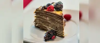 ¿Cómo se preparan las milhojas de crepes con chocolate y frutos del bosque? Engríete con unas ricas milhojas de crepes con chocolate y frutos del bosque