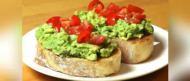 Disfruta de una exquisita tostada con palta y batido verde Disfruta de una exquisita tostada con palta y batido verde