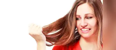 Para mantener la salud y la vitalidad del cabello, es fundamental crear una barrera entre las hebras y el calor al usar herramientas calientes. 8 errores que estarían maltratando tu cabello y no te das cuenta
