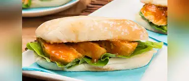 Deléitate con un sándwich de pollo teriyaki y jugo de piña Deléitate con un sándwich de pollo teriyaki y jugo de piña