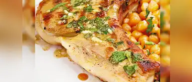 Disfruta de una deliciosa chuleta de cerdo con garbanzos fritos Disfruta de una deliciosa chuleta de cerdo con garbanzos fritos